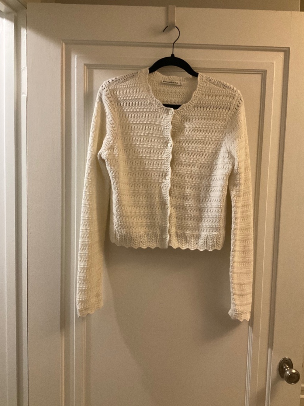 Abercrombie & Finch cream cropped cardigan medium